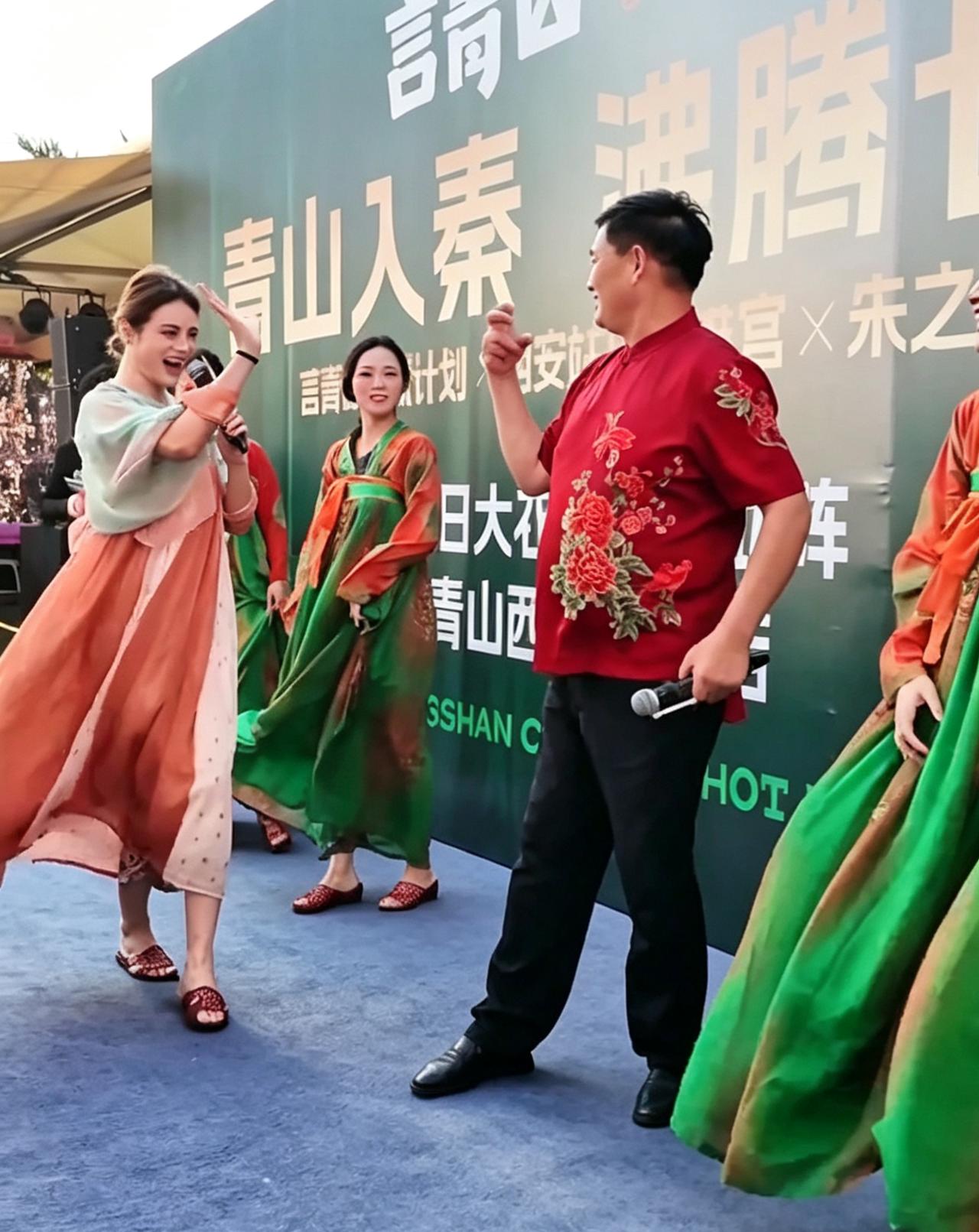 大衣哥现身西安开业活动，和外国女舞者现场起舞，咋看？西安一场开业活动的舞台上