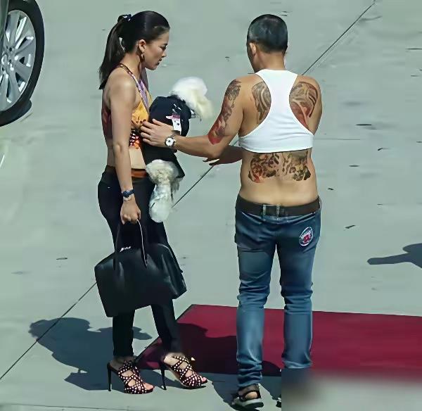 泰国国王不鸣则已一鸣惊人！曾经的国王，当王储时以花花公子著称。那会儿看他穿背心、