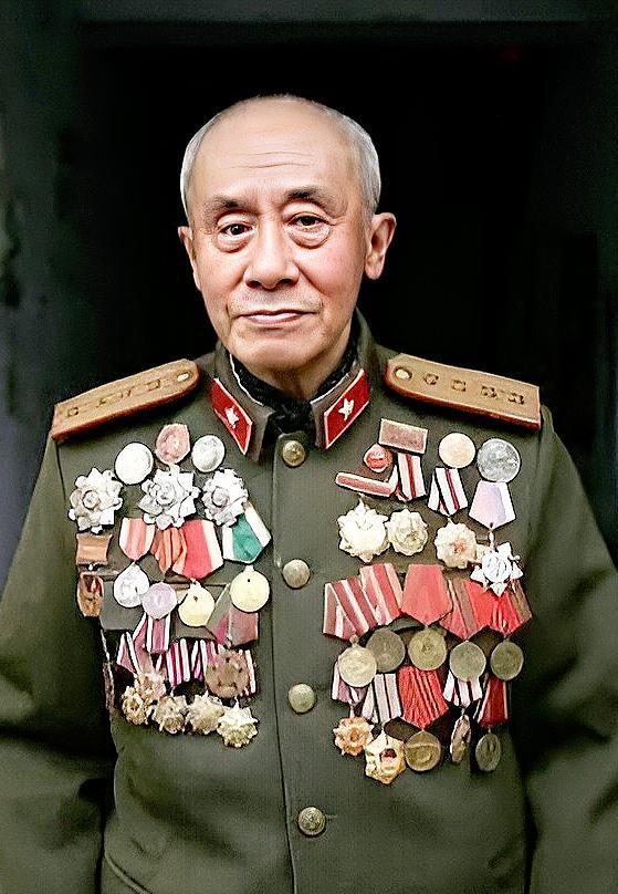 1938年，因我军待俘虏，两个日本兵有恃无恐还挑衅我军战士。我军战士将其中一个俘