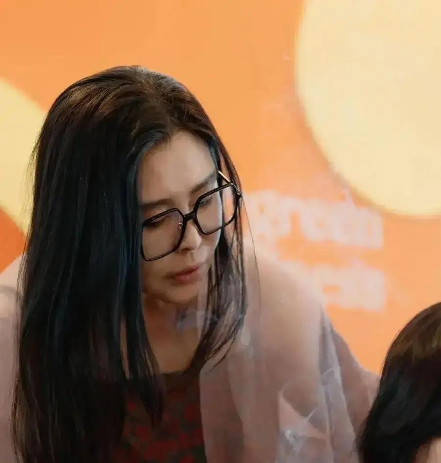 谁能想到，大家隔着太平洋心疼了二十几年的“苦情女王”，其实在老外的高级别墅区里当着大老板，偶尔还倒腾