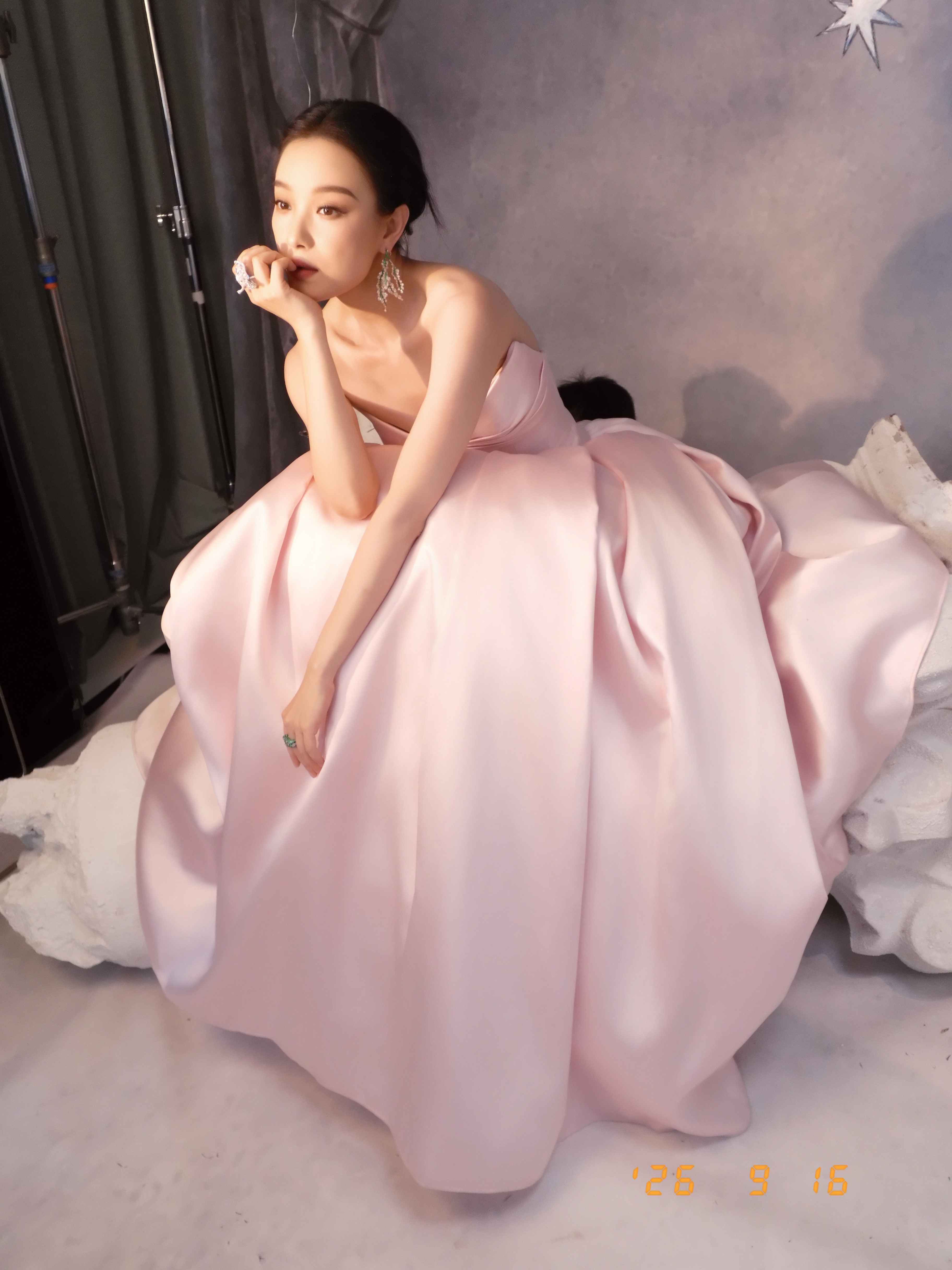 #倪妮#更一则花絮：人生到处都是舞台，欢迎我们的女主角以这种霸气的方式强势登场​