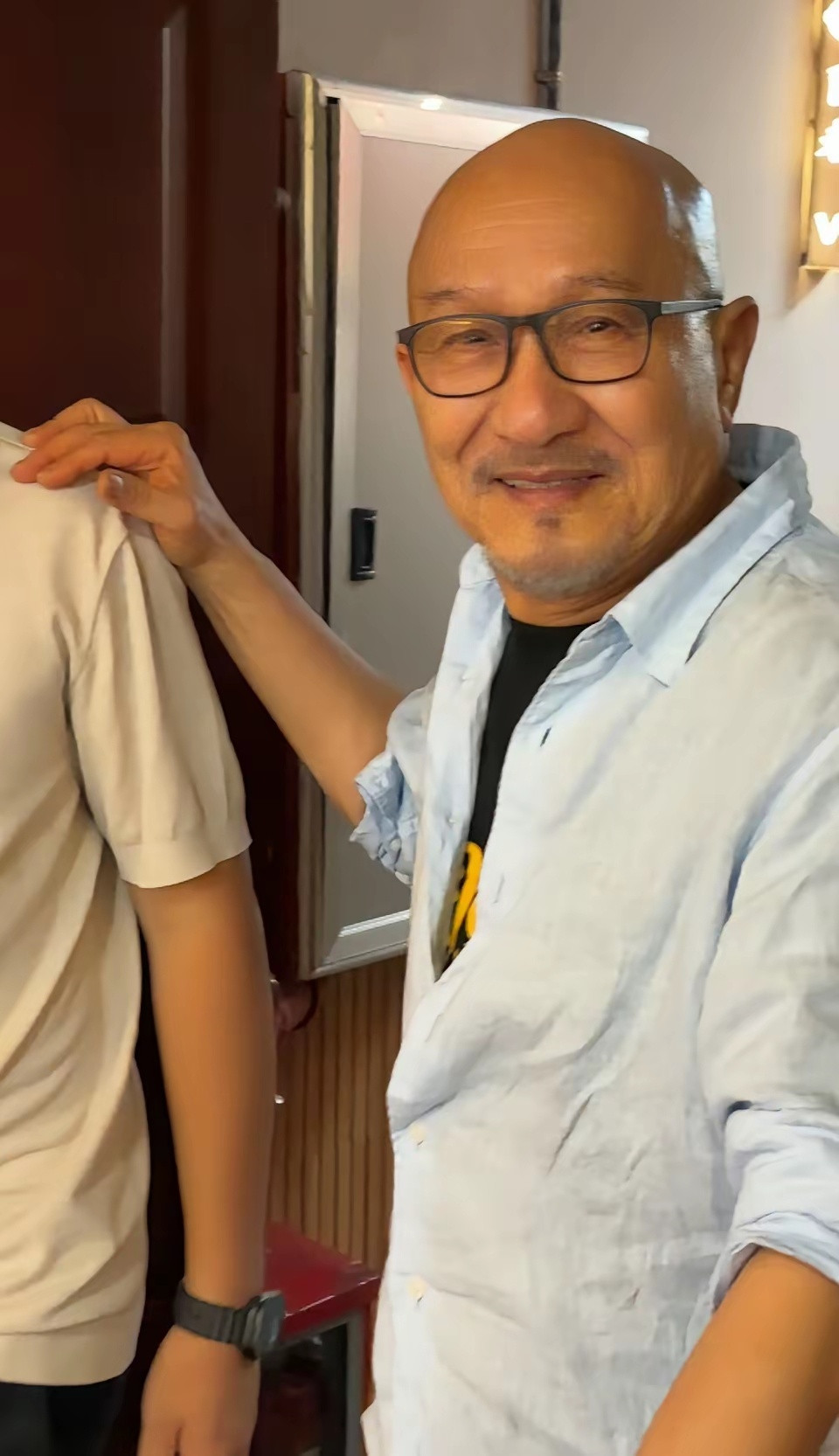 家人们，82岁麦嘉最新近照来了！对比年轻时候的光头佬，变化真不小，整个人圆润了很