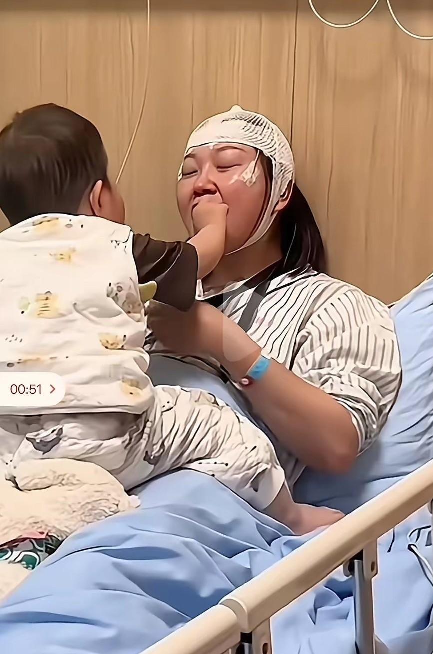母亲节这一天看到了王暖暖的儿子去病房里看妈妈，场面很令人感动，孩子很懂事，把手里