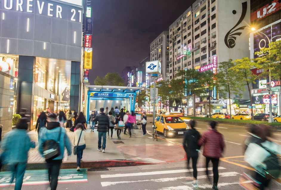 台北人在苏州，我们在台北的家位于市区繁华的地段，外出时常能遇见许多台湾知名艺人，
