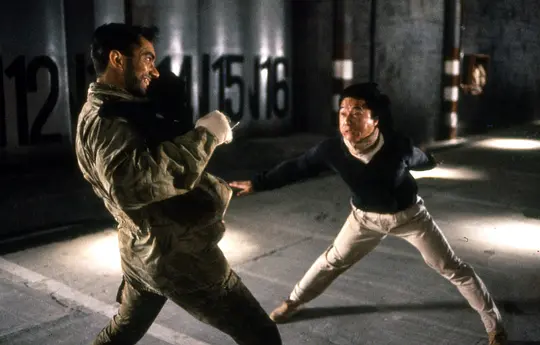 《飞鹰计划》是成龙把谐趣动作风格发挥得最淋漓尽致的一部电影，场景和桥段设计