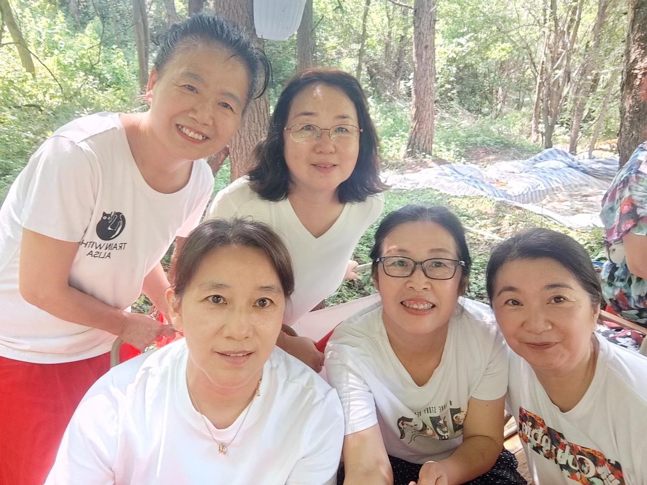 前几天一个同学孩子结婚，我们正好借这个机会大家聚聚，我们是80年代的中师生，初中
