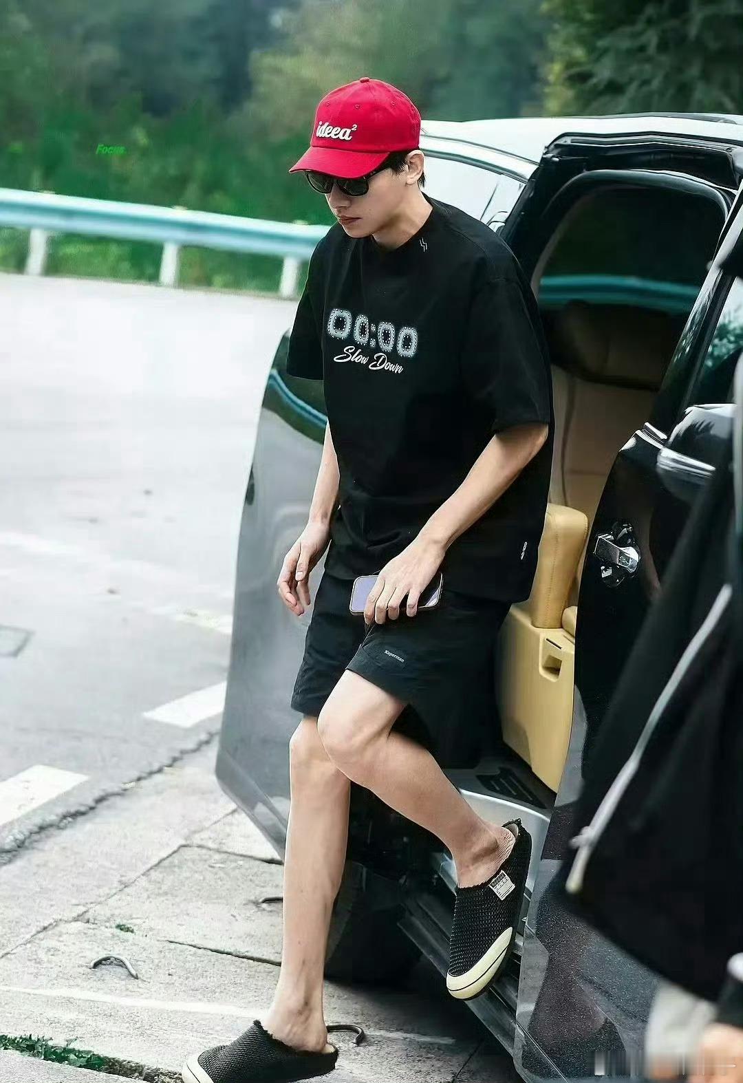 放大镜吗[笑着哭]为什么要看辛云来脚皮……感觉是锐化过的吧​​​