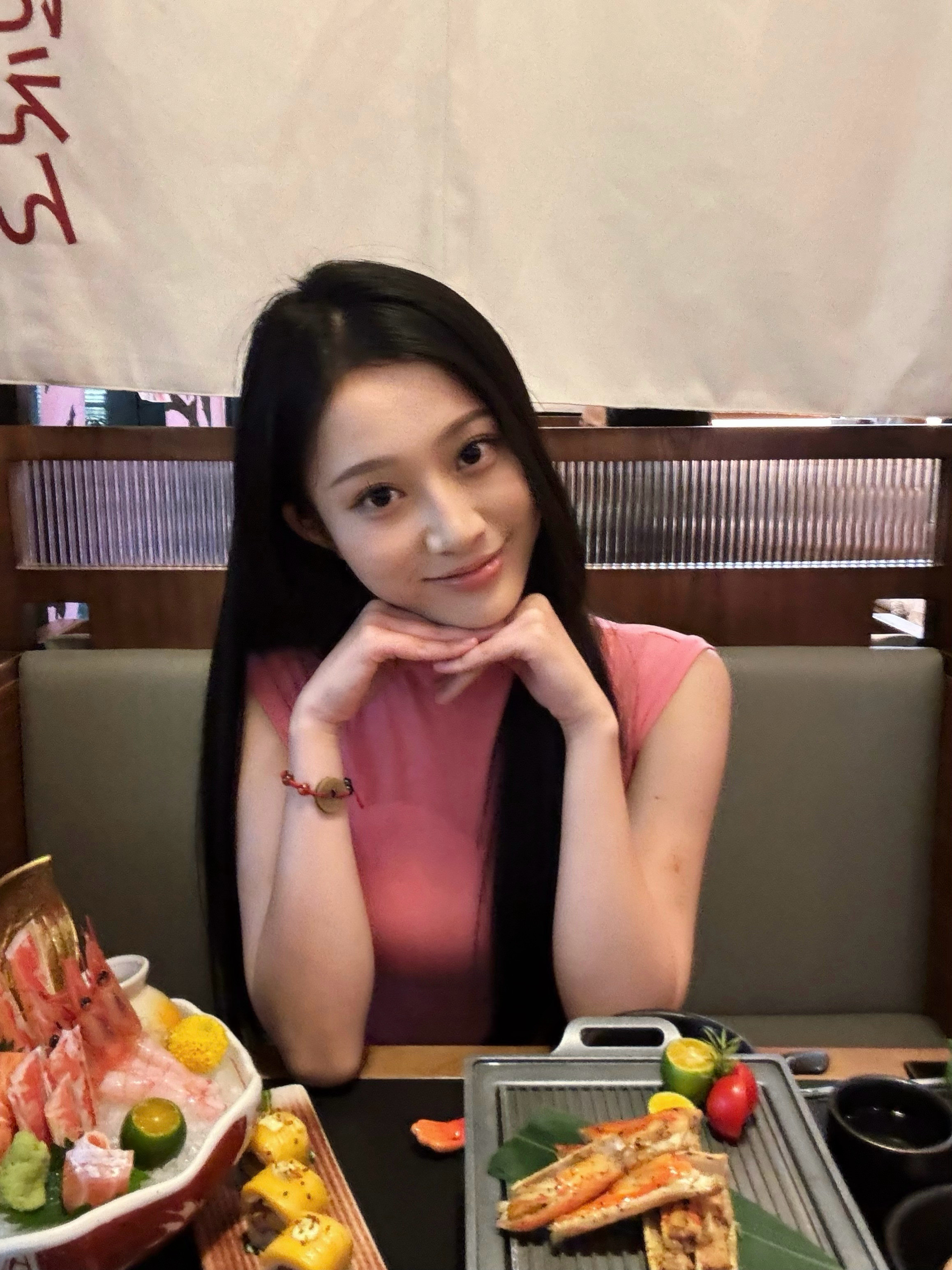 嘻嘻，漂亮女人吃漂亮饭～