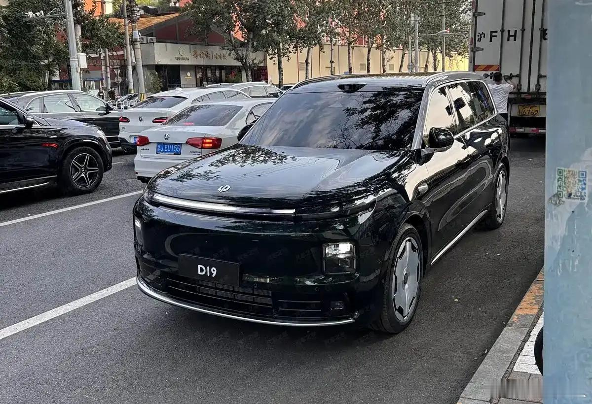 没人觉得零跑的这两台压轴旗舰D19和D99似曾相识吗？D19有点像用理想L9作底