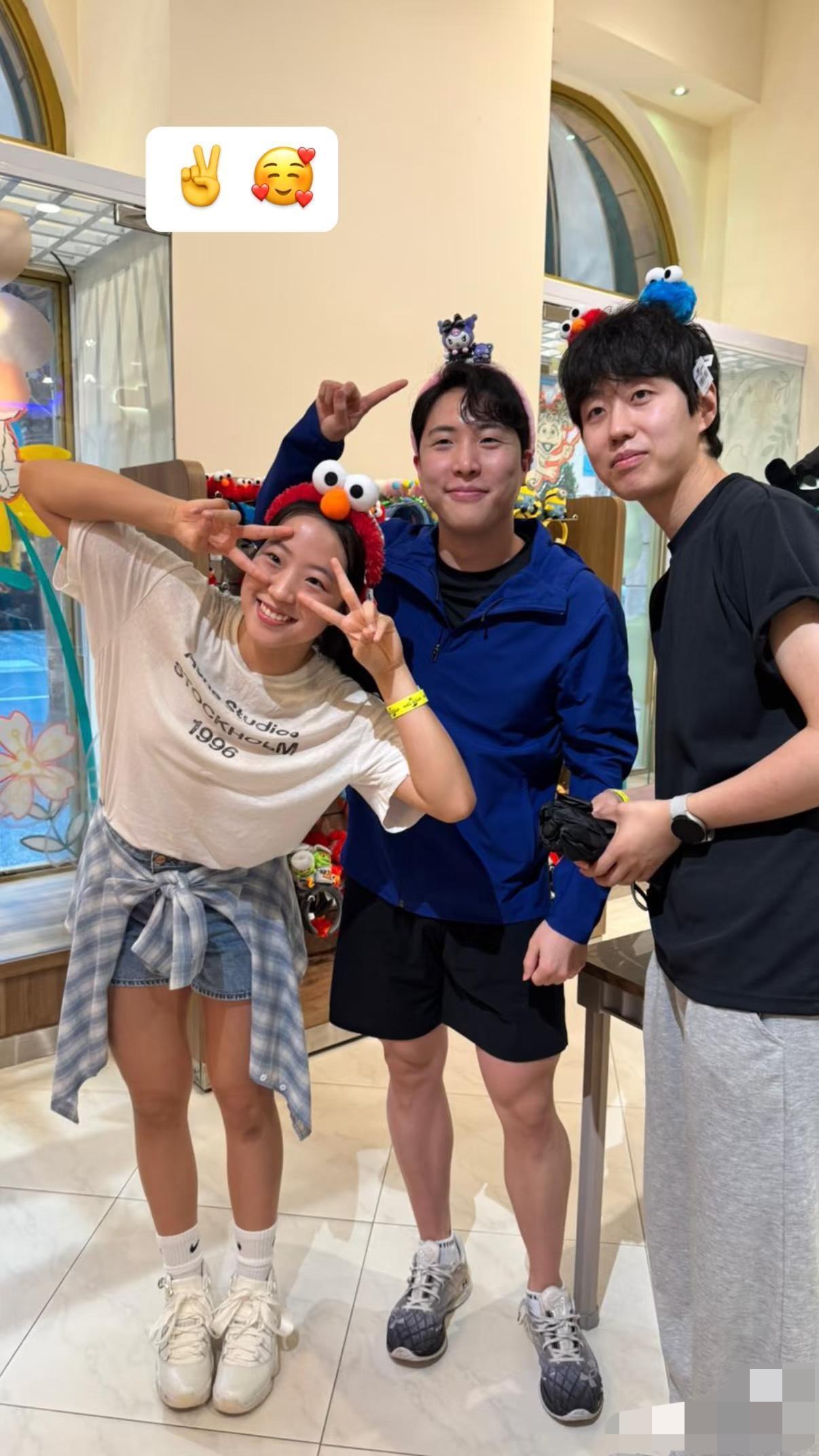 申裕斌与林钟勋打卡新加坡环球影城申裕斌与林钟勋不愧是混双搭档，形影不离啊，