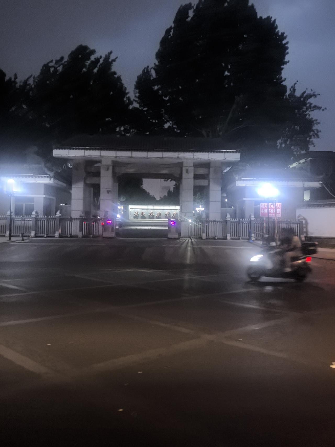 暴雨前的济南