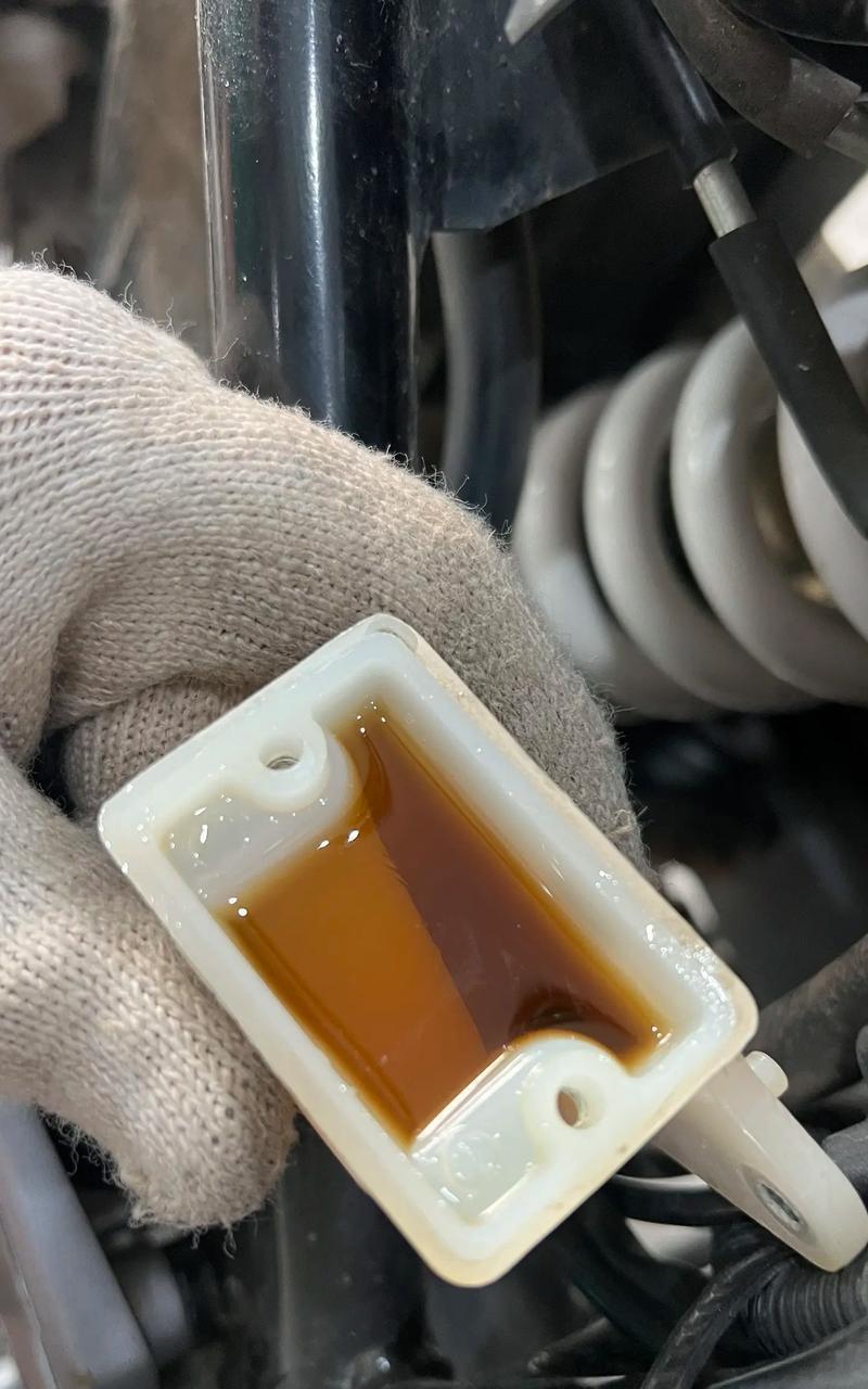 昨天刷到某车友分享的刹车油更换教程，突然想起自家车两年没换过刹车油。趁着周末去保
