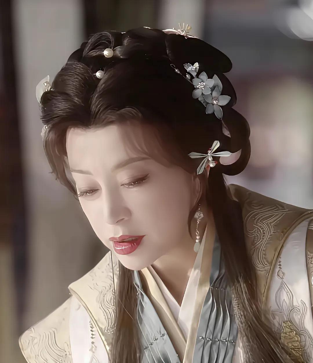 还真是一个敢演，一个敢拍、一个敢投资、关健还有一个敢播。顶着70多岁高龄的脸去