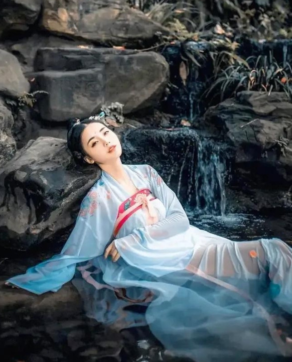 古时，青牛夜夜钻进寡妇家，农夫觉得很好奇，便在门外偷看，却看到寡妇浑身是血躺在床