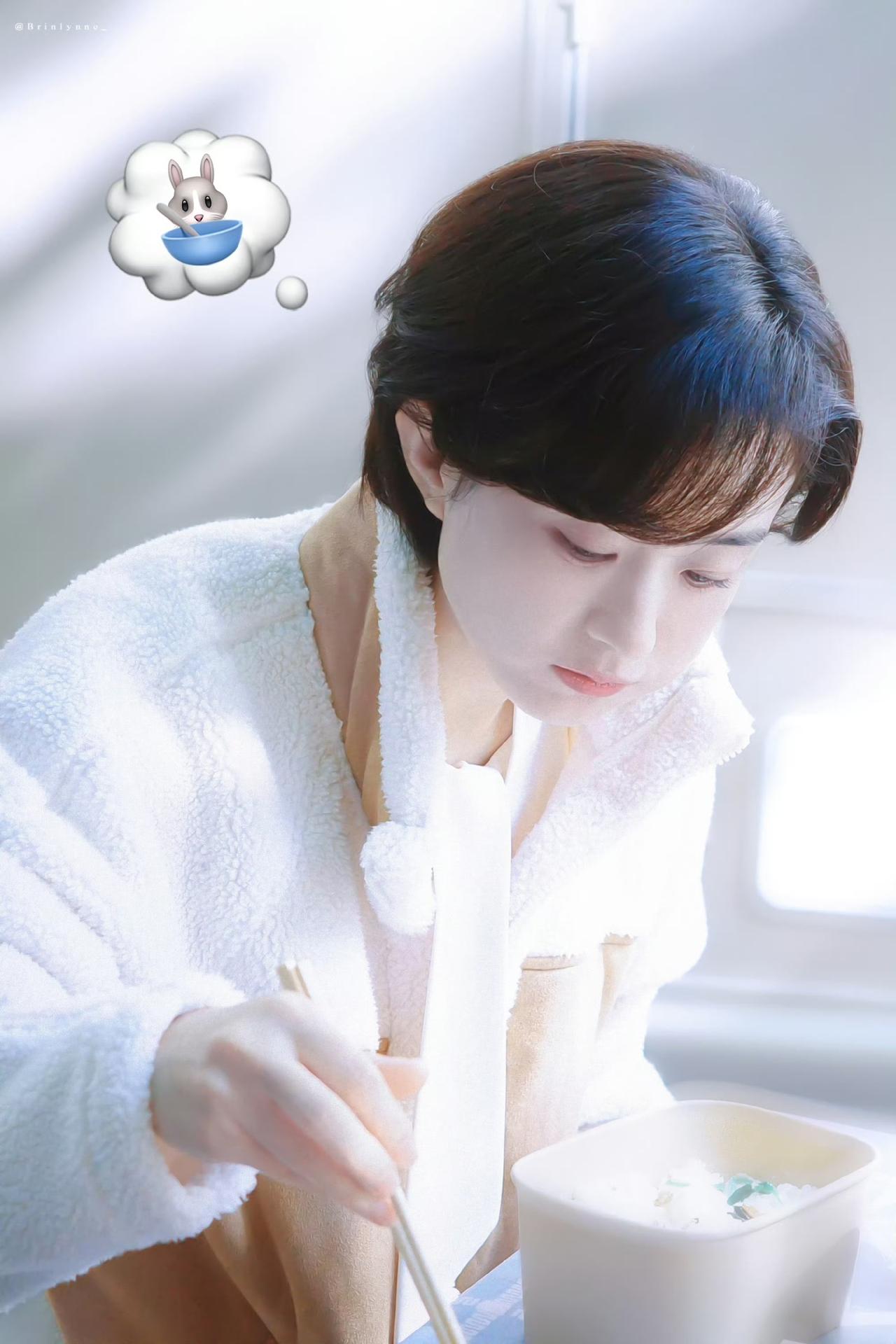 赵丽颖姐姐也太萌了吧！软乎乎的，像只被阳光裹住的小兔子，心都要被她融化啦✨