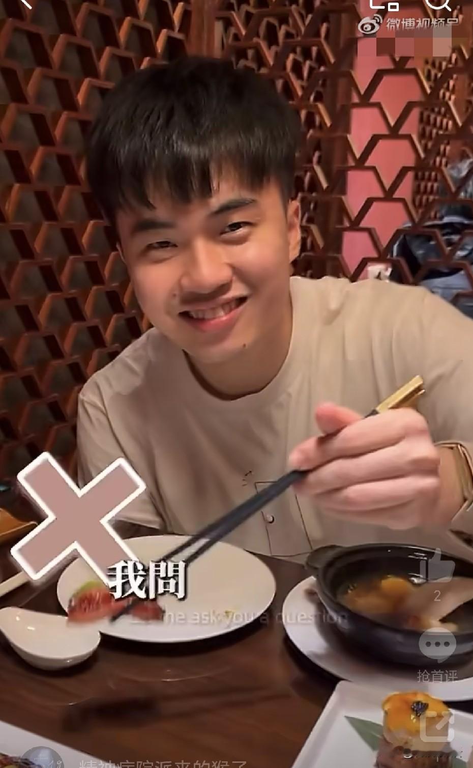 林昀儒的笑容也是憨甜憨甜的。林昀儒是真的酷爱美食，他还开了个小号专门分享他平时