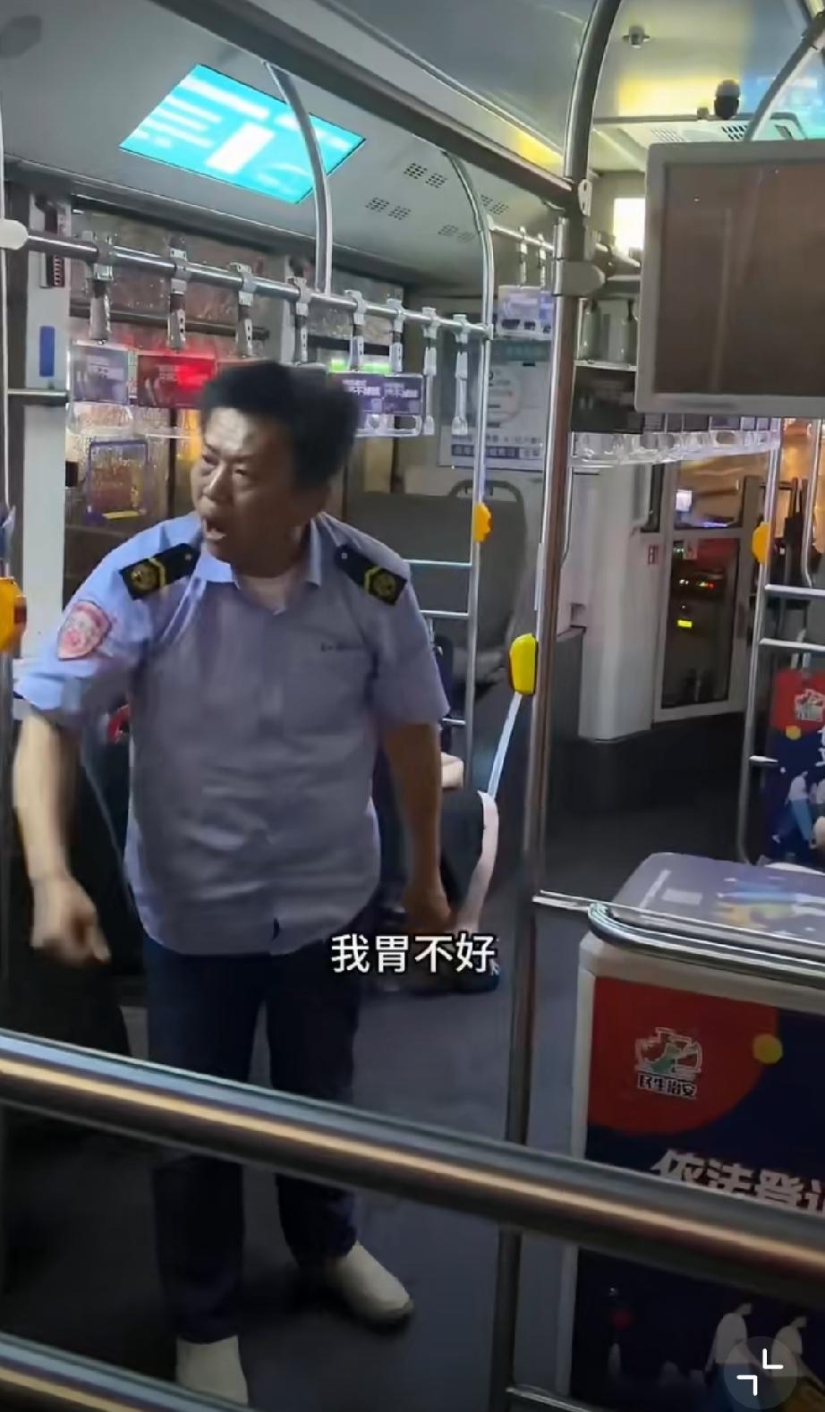 苏州9路公交，未开空调却收取空调车费！乘客向司机提出异议。司机：不要和我讲跟领