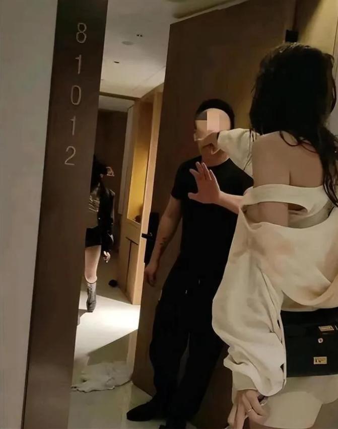 2023年，陕西渭南，女子出轨被丈夫捉奸在床，谁曾想当众被打了几耳光的女子，竟趁