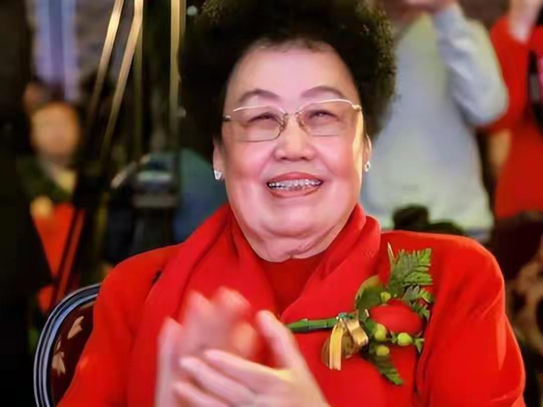 果然是女人懂女人，我问母亲，为何陈丽华如此富有，却不减肥，不做美容，也不矫正近视