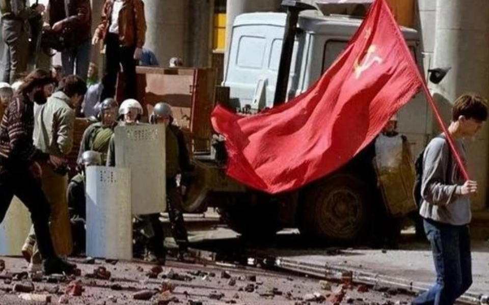 1991年8月19日下午，苏联克格勃进行了最后的奋战，他们前往风景宜人的克里米亚