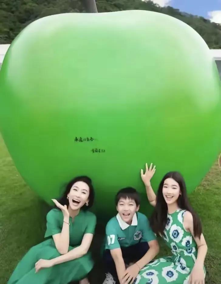 苗圃一家人，好幸福啊！让人羡慕的一家。苗圃长的好漂亮啊！一双迷人的大眼睛，太美
