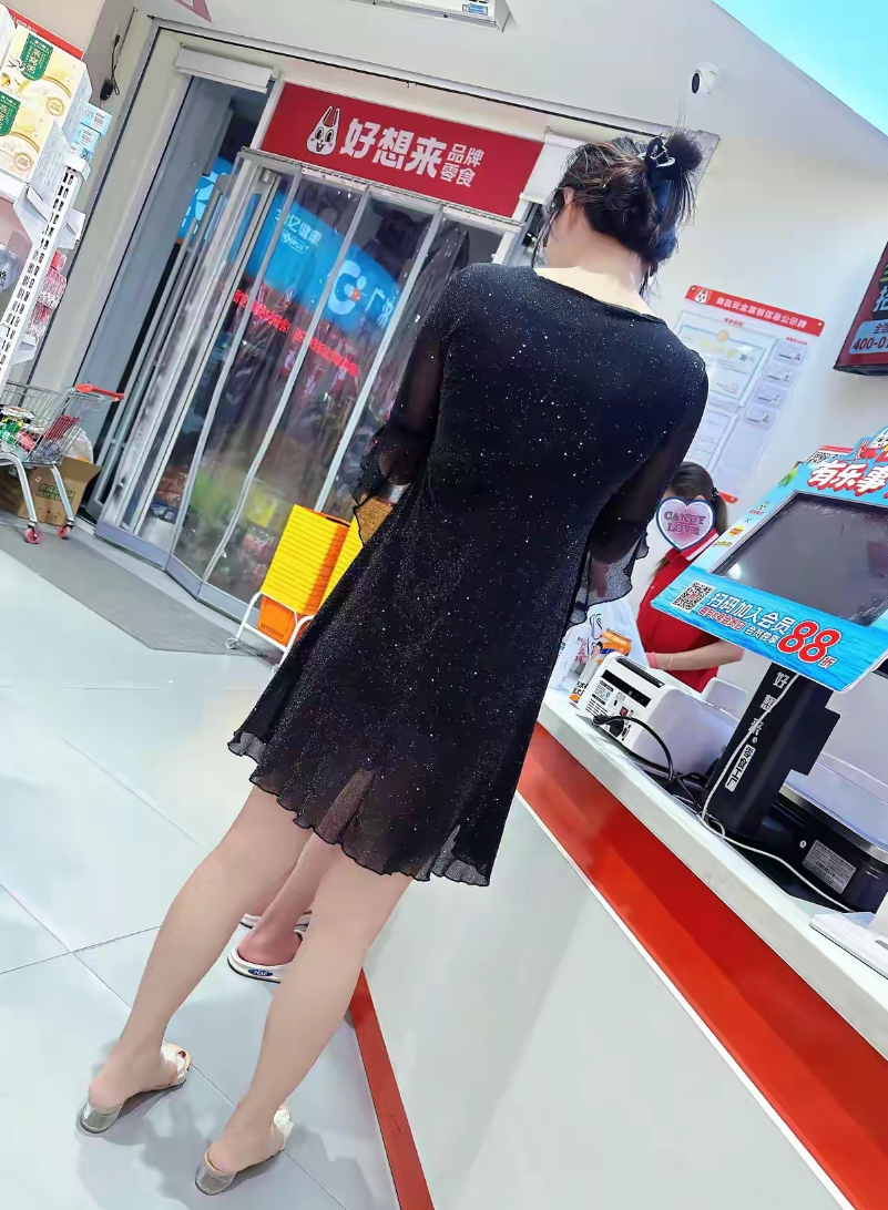 和闺蜜来买杯蜜雪喝喝吧