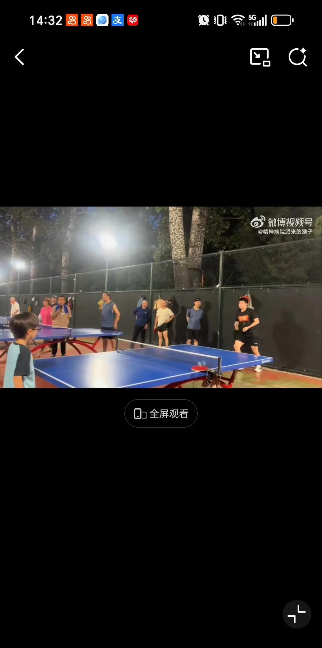 8月7日梁靖崑和儿子在公园打乒乓球，这是回家养伤了。不过回家还能和孩子一起互动是