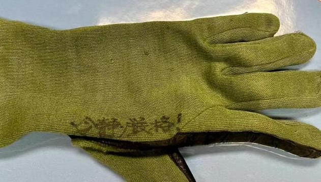 一副破旧手套，4个中文大字，日本想给自己洗白，中国不吃这一套。针对中国雷达探测日