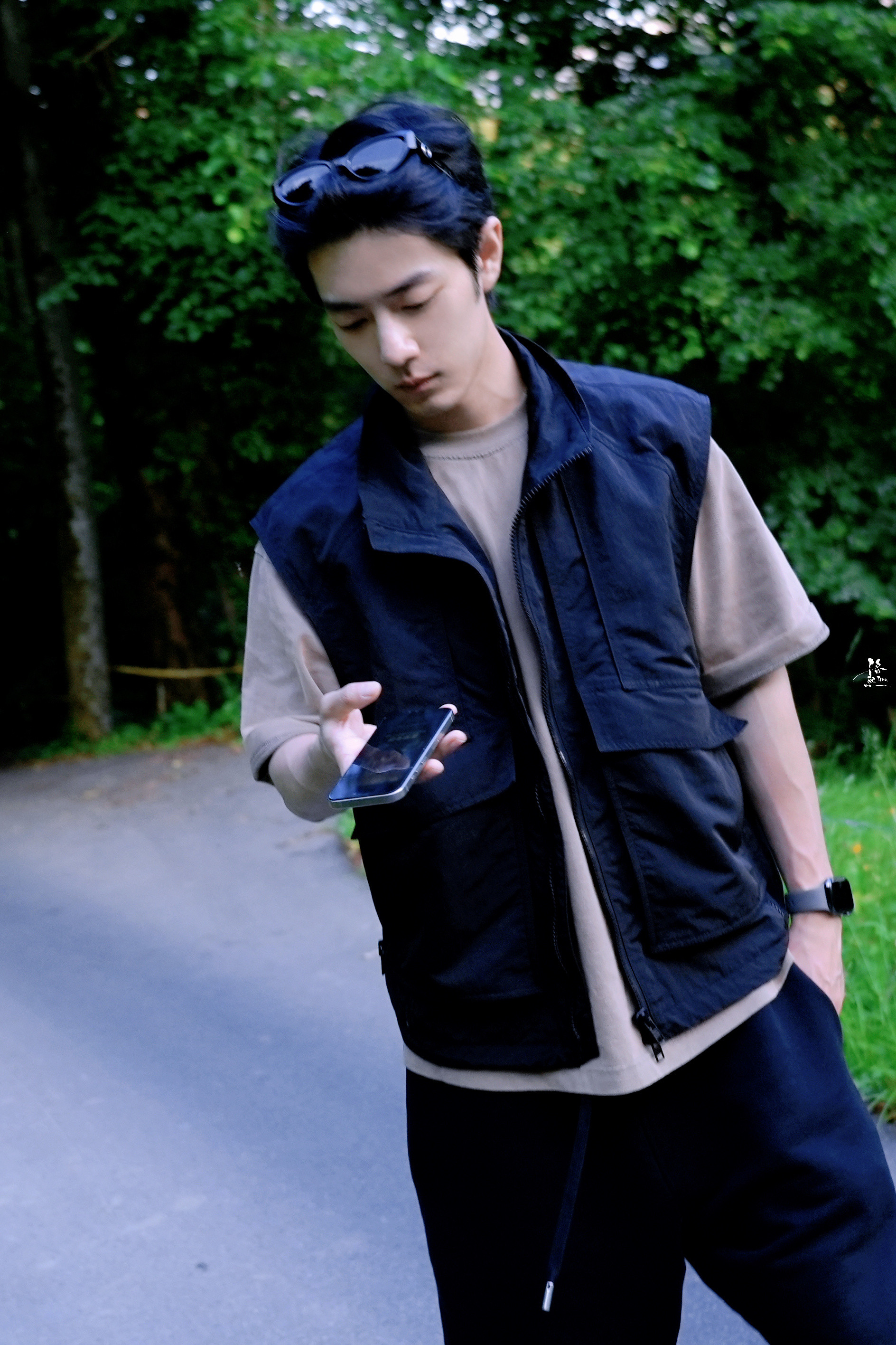 肖战造型◎肖战单手飞身上马和男朋友出门旅游，帮男朋友拍照系列！张本看肖战的眼光