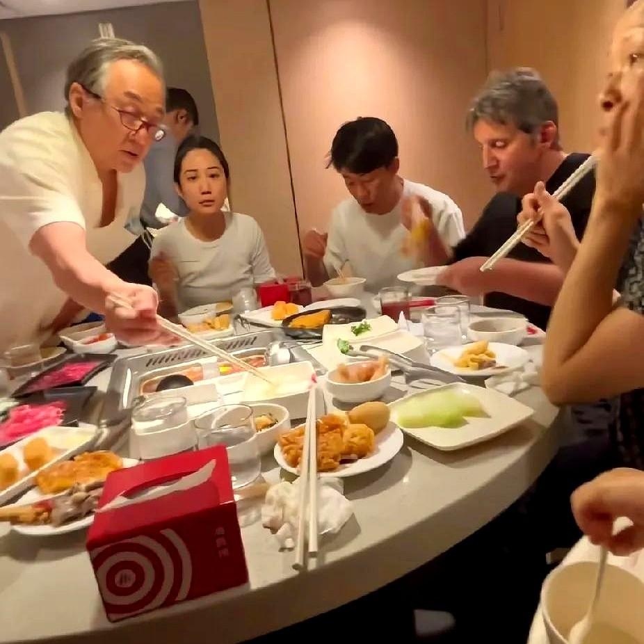 成龙和普通老人一样也戴挂脖老花眼镜！最新成龙近况被爆现身一家海底捞吃火锅，据