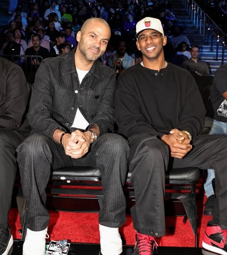 多支球队邀请保罗成为助教。美媒报道：马刺、活塞、雷霆都有意邀请保罗成为球队助教，