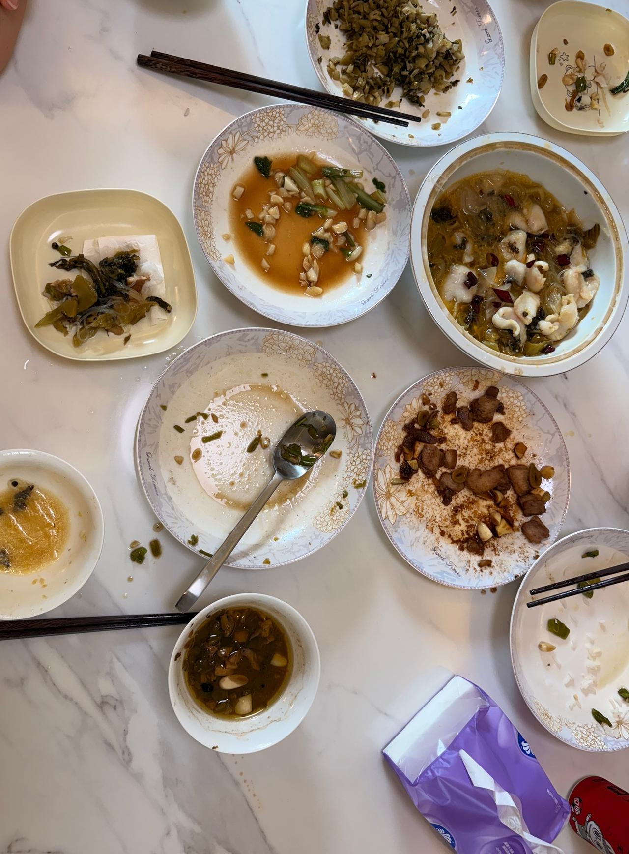 我想问一下各位家长，现在暑假在家的孩子们，吃完饭，能够主动洗碗的多吗？我