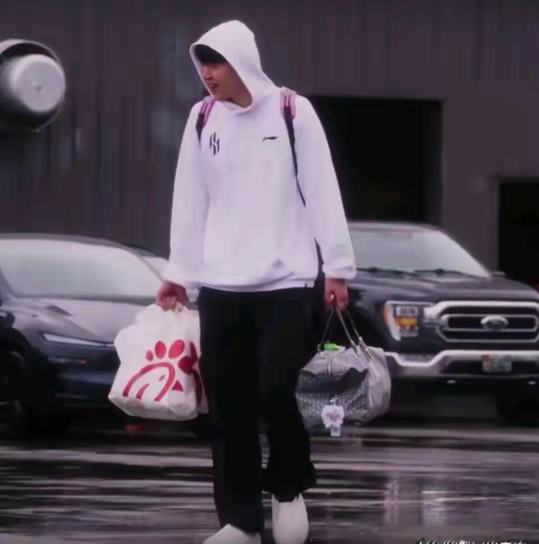 杨瀚森没下放，直接上轮转。开拓者中锋伤了，轮不到他不上。教练盯的是他补防那一