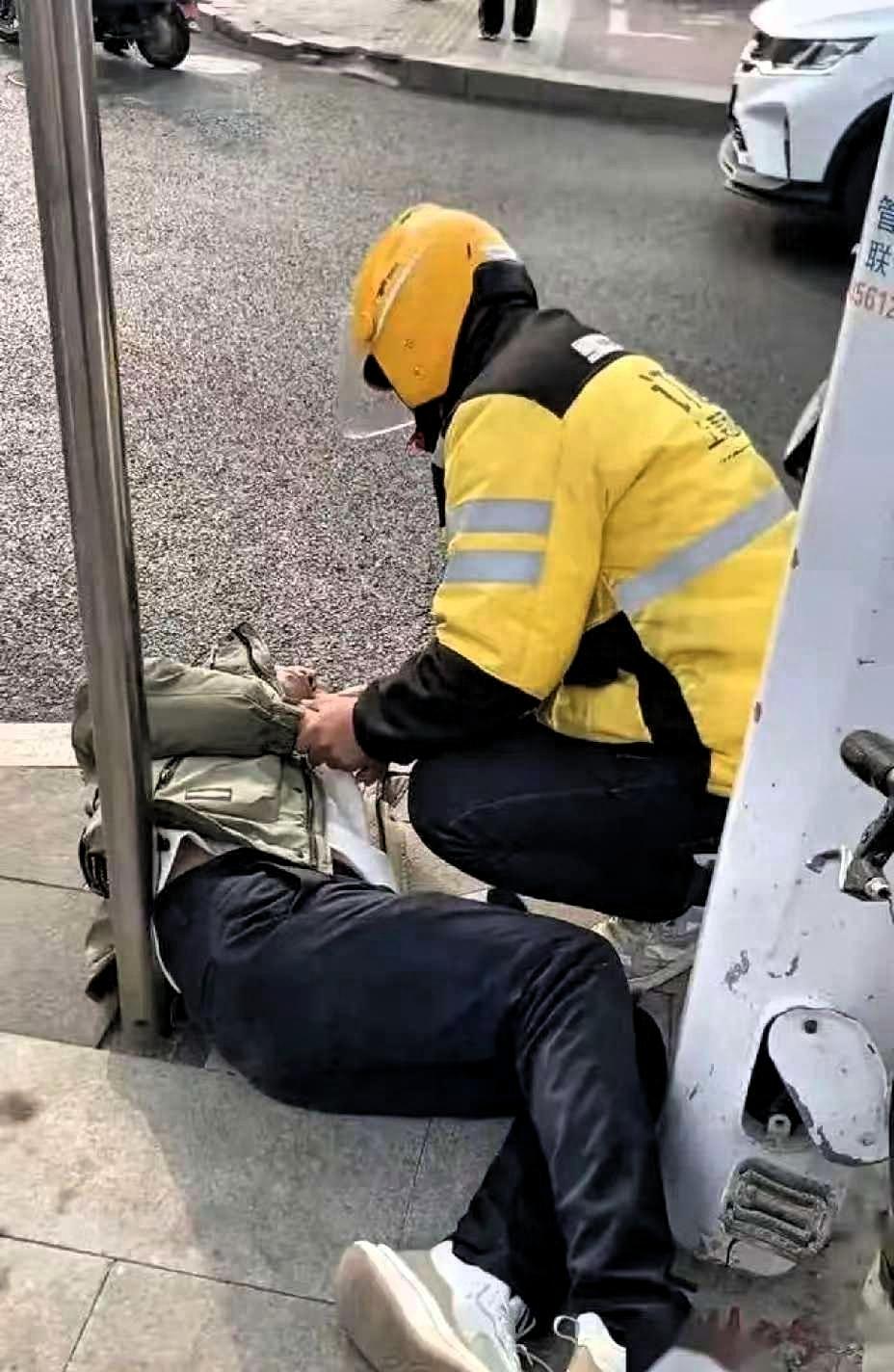 上海骑手40秒救窒息男童，3单超时被罚2000元！全网怒讨公道，结局大快人心！