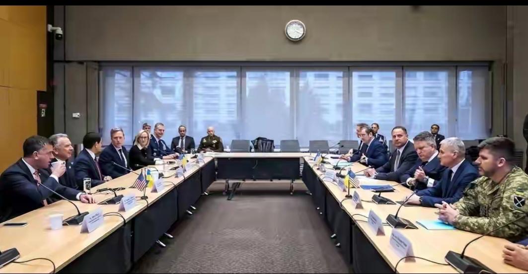 当美国国务卿卢比奥在日内瓦安抚欧盟领导人时，这场外交戏码仿佛一场家庭闹剧：自以为