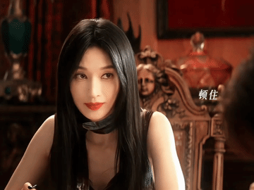 镜头里的张俪气场两米八，红唇冷艳眼神锋利，每帧画面都极具冲击力。运镜流畅又有层次