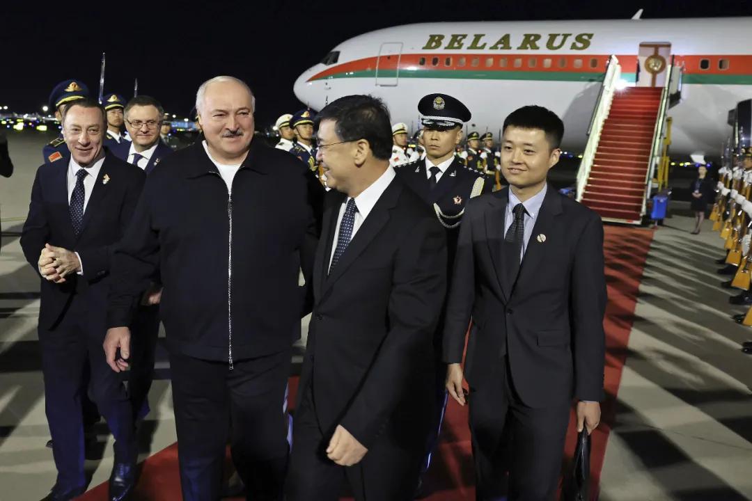 卢卡申科访华，其实就是求援，我不想说他访华如何卢卡申科这次风尘仆仆跑到北京来，