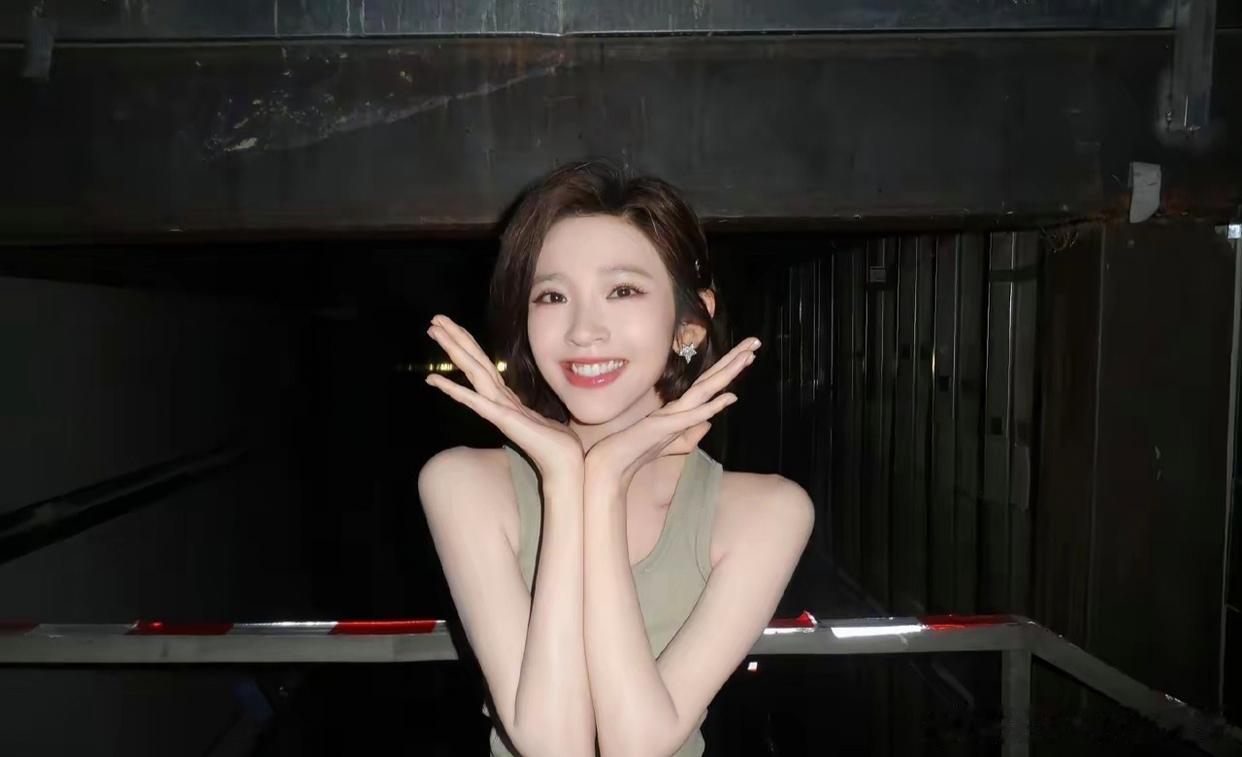 1、唐艺昕前两年工作资源较少，空闲时经常在家炒股、做理财，但她并不擅长这些，大多