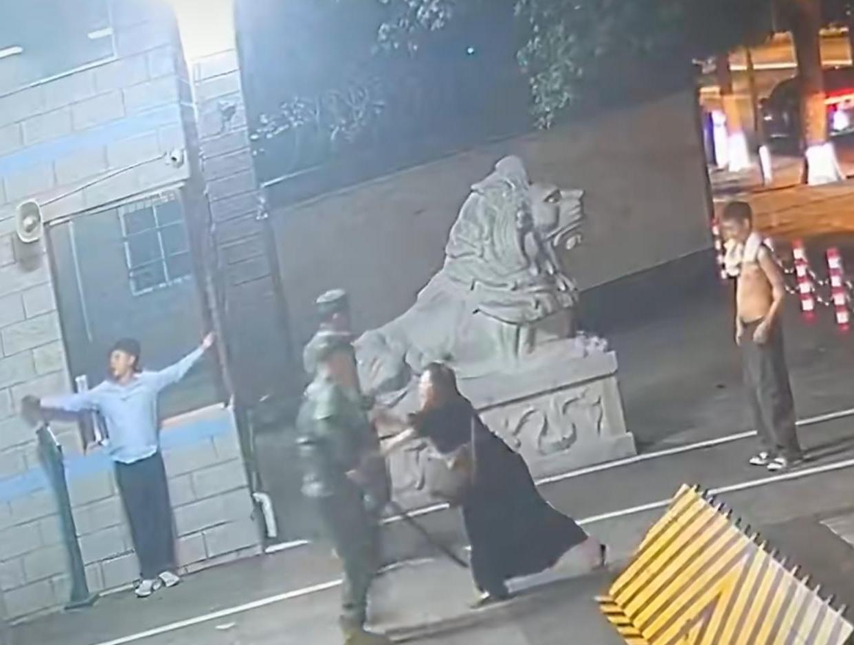 5月10日凌晨，四川成都上演惊险一幕。一名男子深夜遭到多人追打，情急之下直奔附近