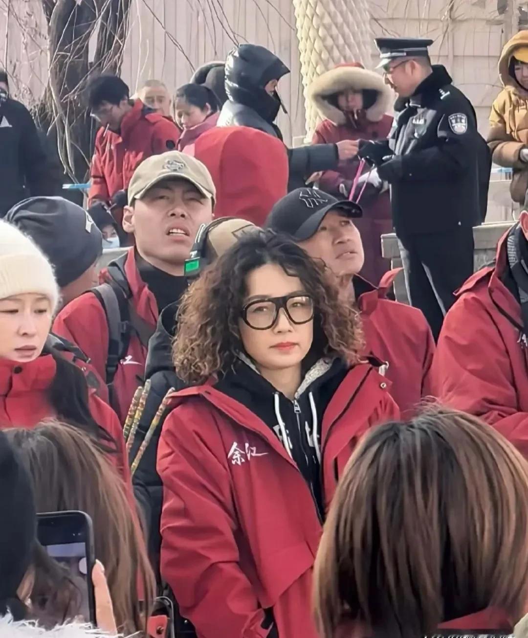 马伊琍顶着一头黄色羊毛卷，在浙江五金城里演老板娘？这画面感太强了。快五十的人