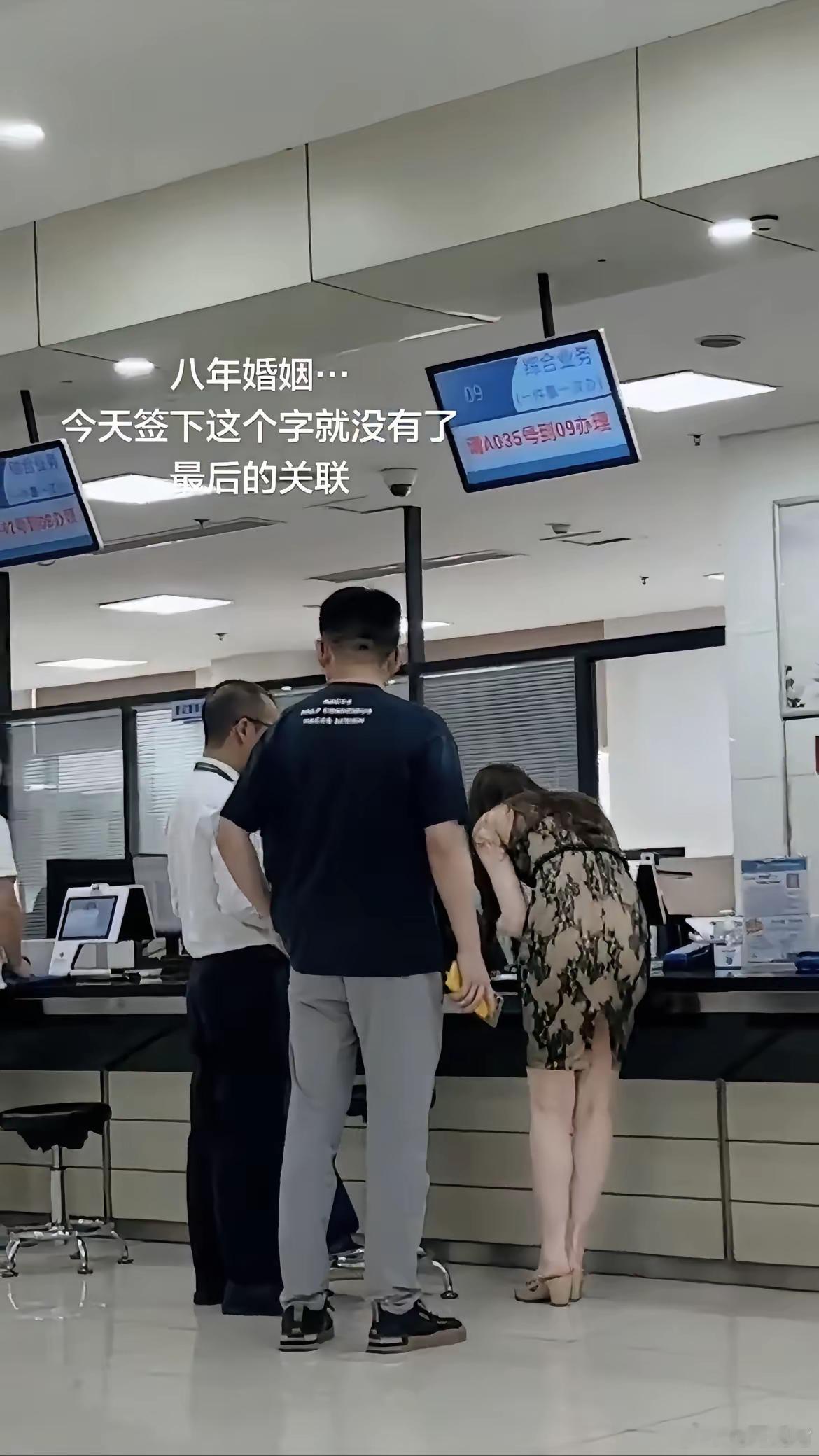 我敢打包票，就冲美女的身材和颜值，就算今天离婚了，明天立马就有人上门提亲！
