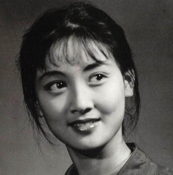 大家还记得这个女演员吗？她是土生土长的四川成都人，性格活泼开朗，跟刘晓庆一样是特