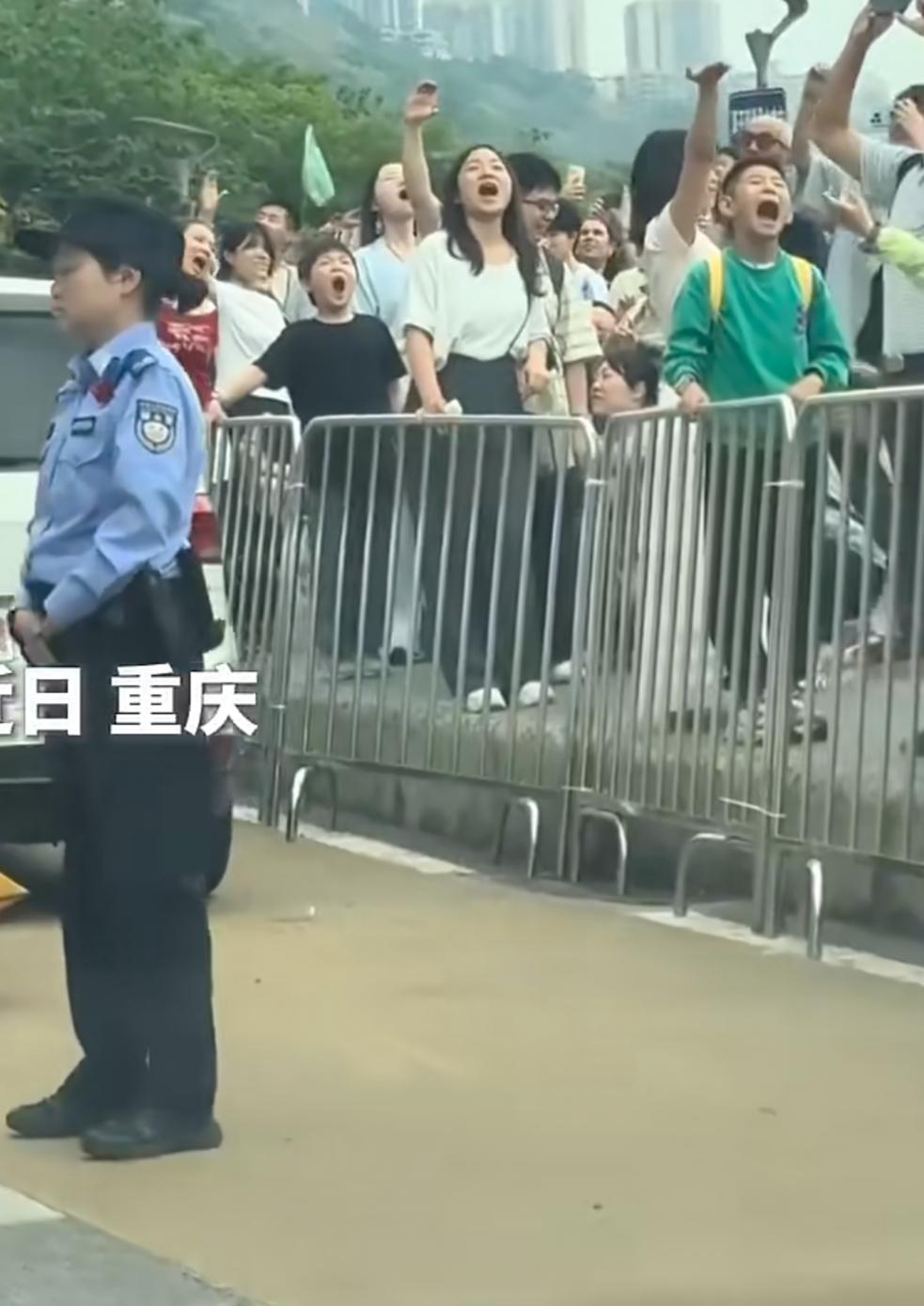 看到重庆这个景点，每天那么多游客张着嘴拍城铁，我有一个大胆的想法！当地大大小