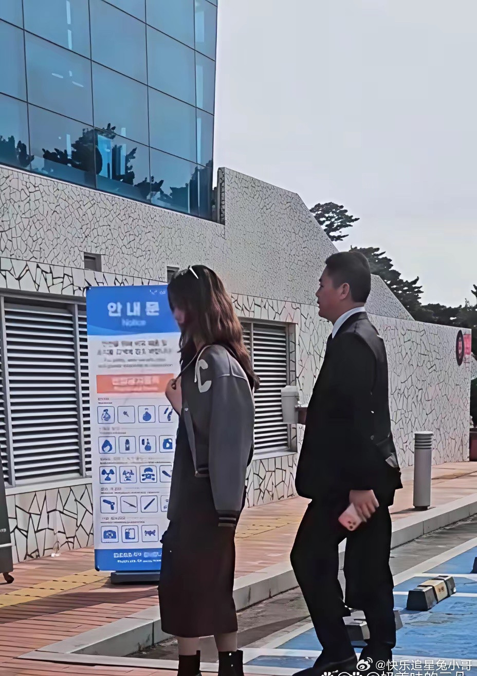 刘强东带着章泽天去见客户，章泽天穿着四万的香奈儿外套，刘强东一脸宠溺！