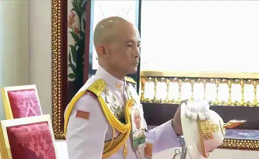 网上有人说纳瓦潘・育坤王子是帕查拉公主的舅舅，要当王储备选人了。帕查拉公主的外