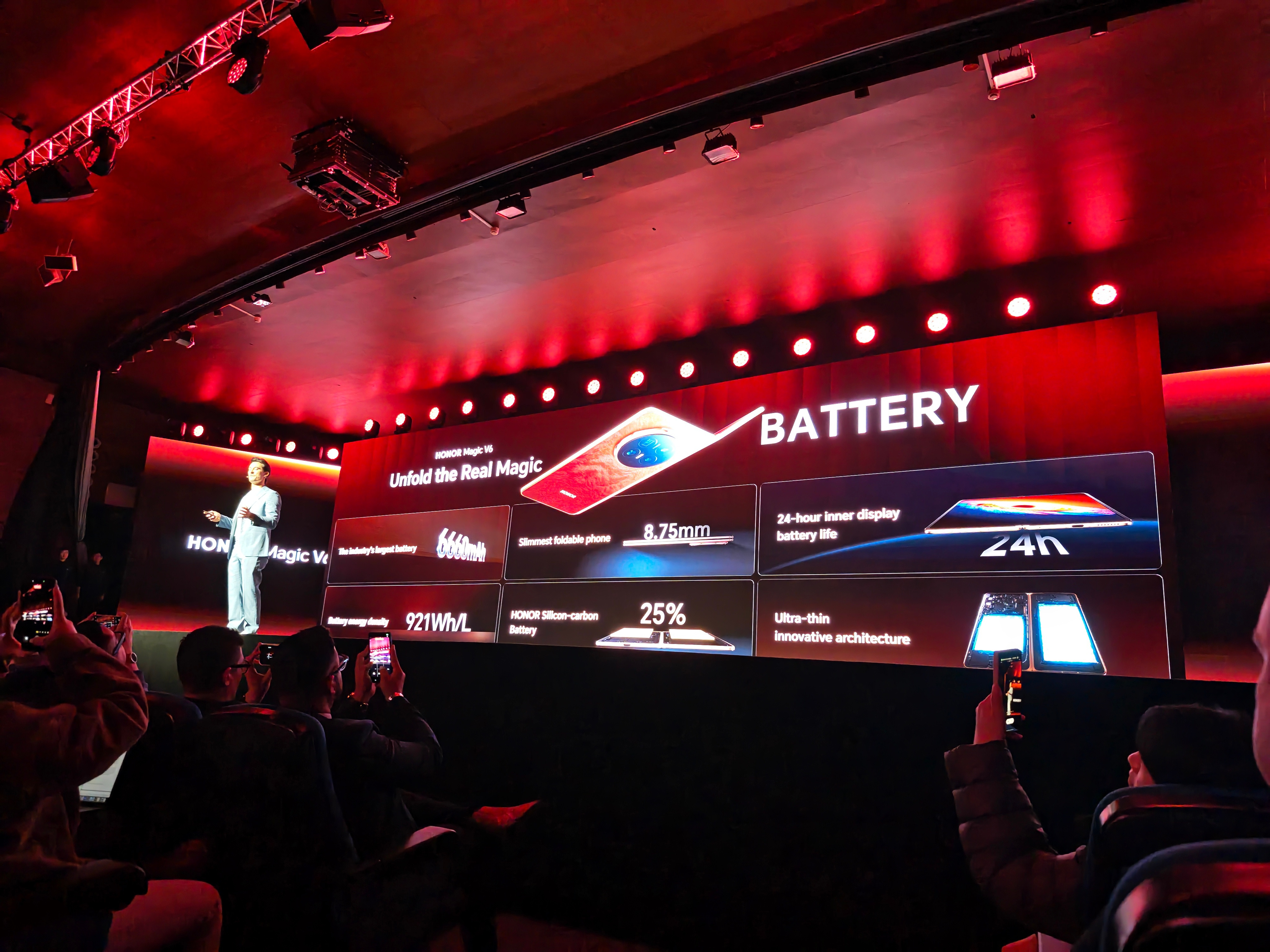 荣耀MagicV6把机身轻薄程度做到了8.75mm，电池薄的像是一个扑克牌，拥