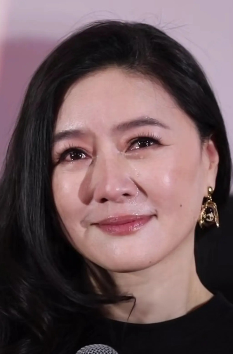 田海蓉首次执导电影《我的世界没有我》，在发布会现场，美丽的田海蓉潸然落泪。这