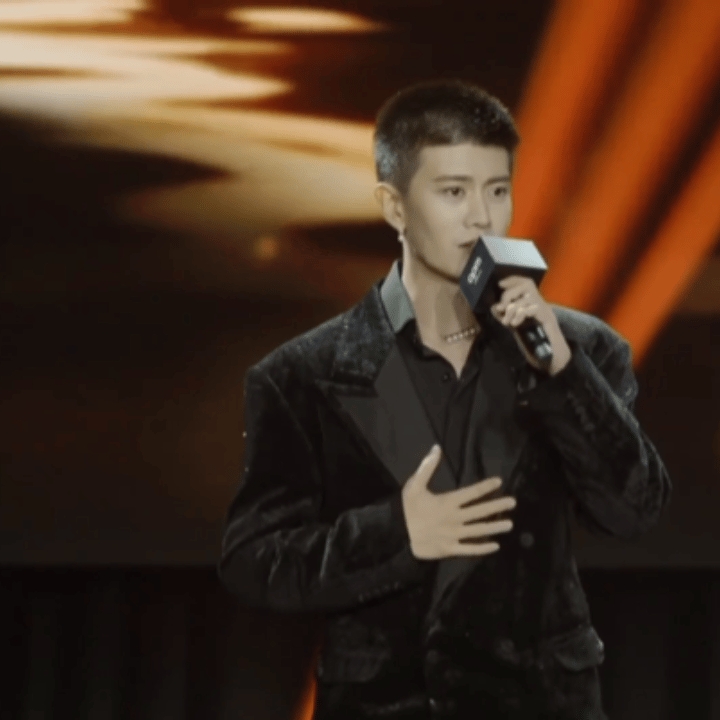 任嘉伦带着多年公益坚守亮相新加坡，用“文化是善意的载体”诠释担当，既圆了南洋粉丝