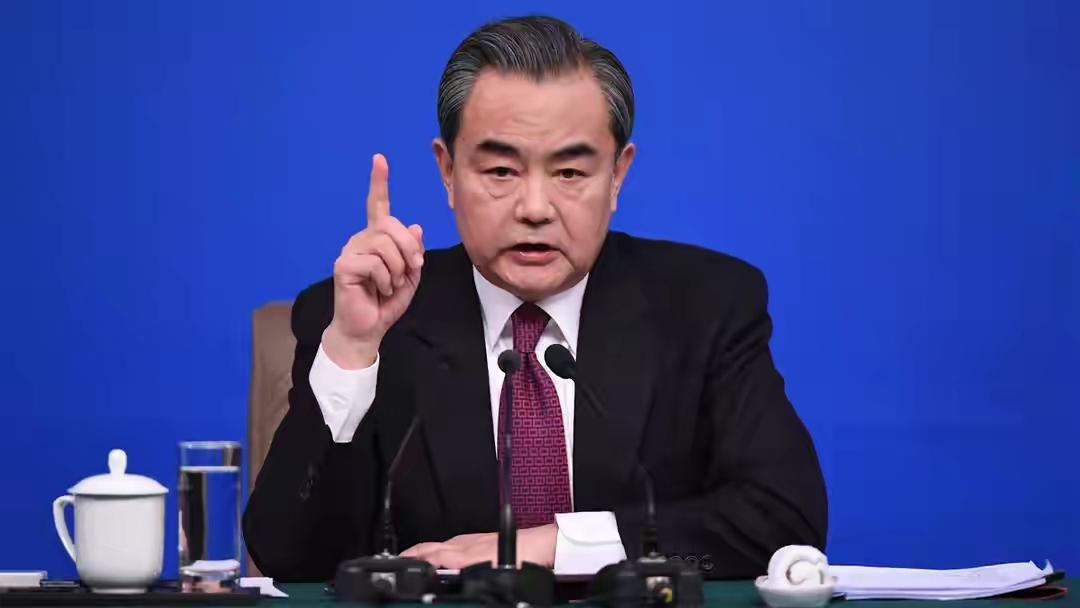 中国外交时刻倍受全球关注！环球网7月23日消息，王毅外长缺席了东盟与中日韩外长