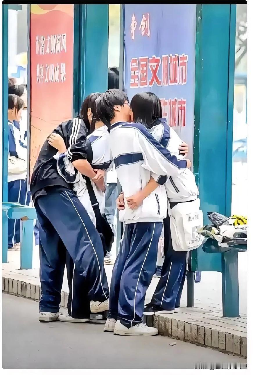 真的是一言难尽，我住的小区隔壁有一所中学，一到放学，男生女生抽烟，张口喊老公，老